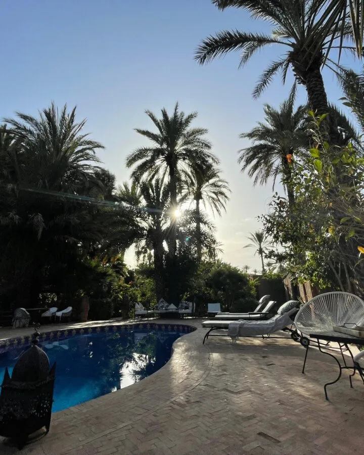 Piscine de Bab El Oued au coucher du soleil parmi les palmiers