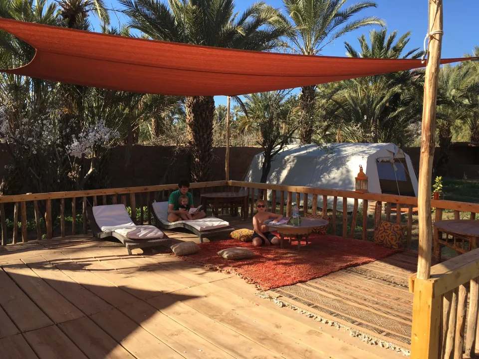 Terrasse ombragée sous les palmiers