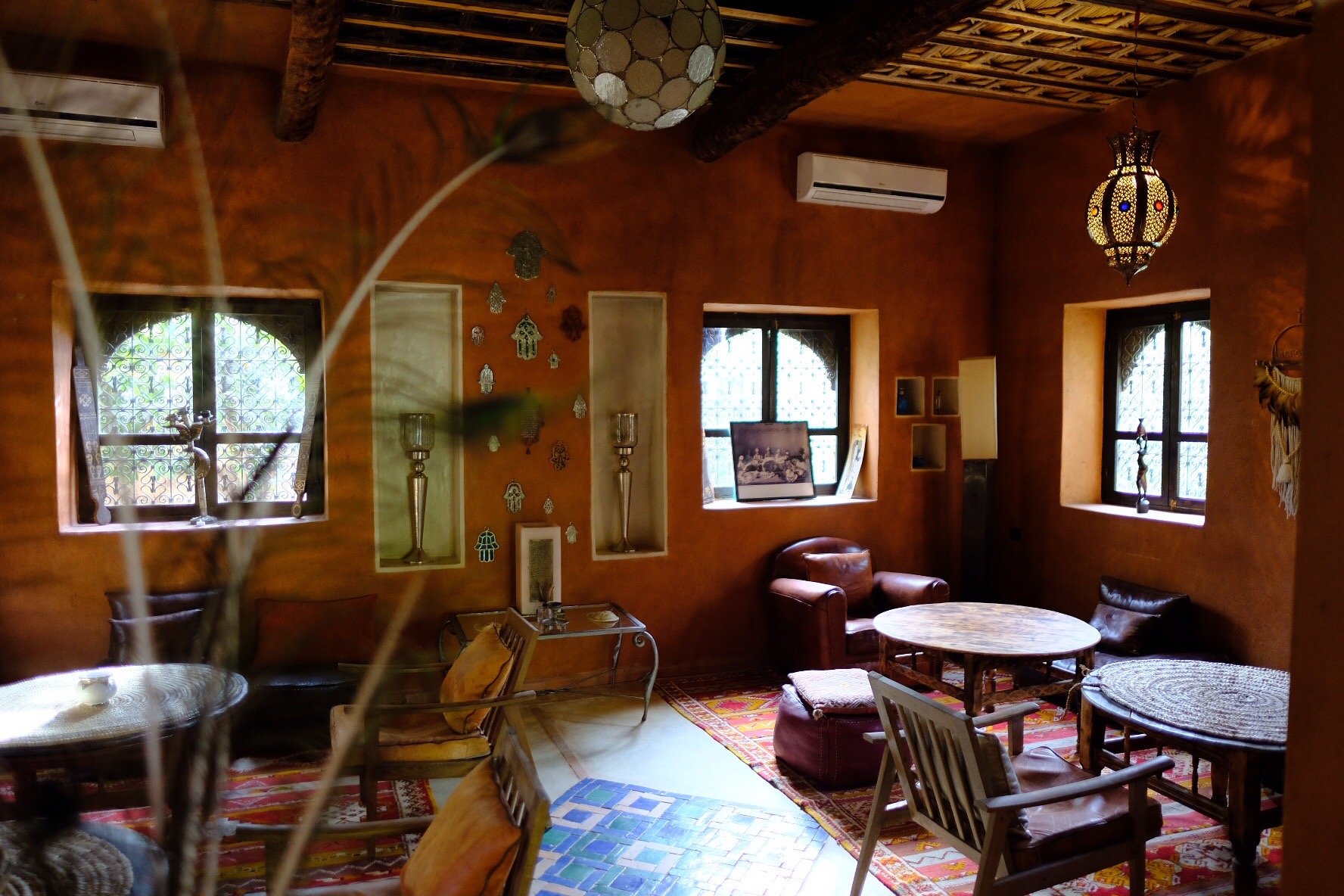 Salon aux murs de terre et aux détails artisanaux à Bab El Oued